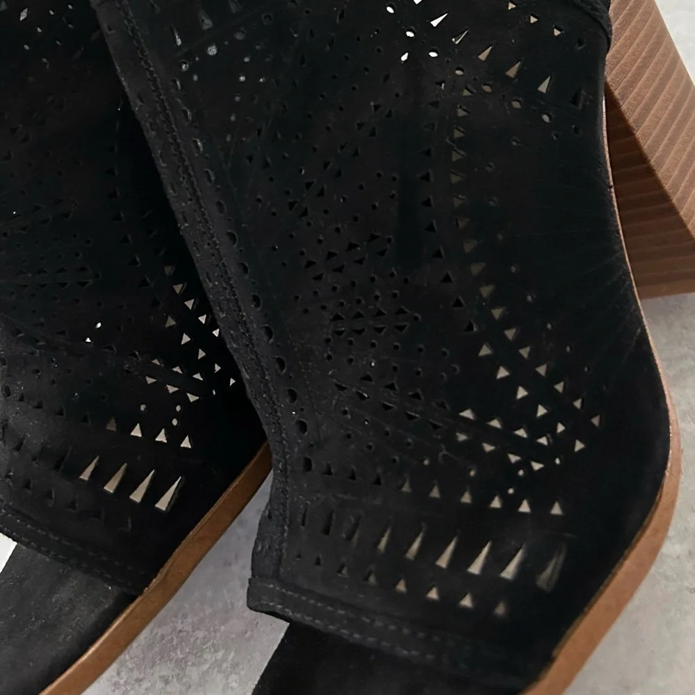 Fergalicious Women's Vorge Peep Toe Tie Back Laser Cut Bootie, Black 8 - Picture 5 of 10